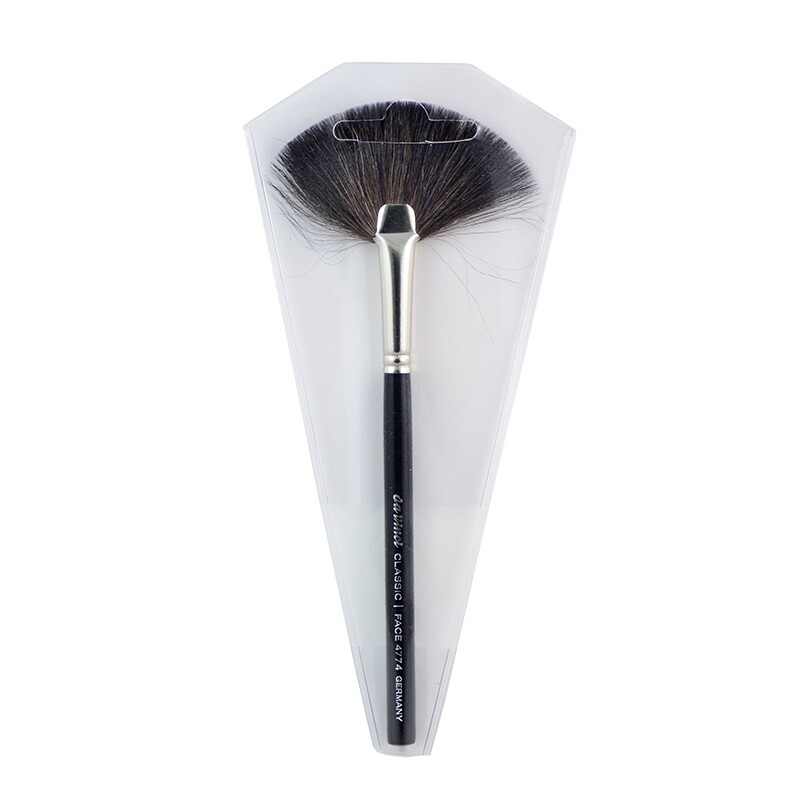 Fan brush with extra fine mountain goat hair 4774